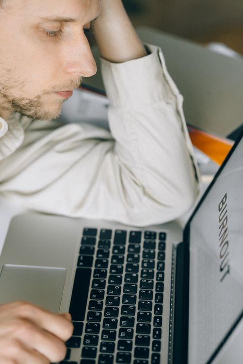 burnout laboral: trabajador agotado frente a su laptop en Mexico